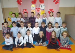 Starszaki pozują do zdjęcia grupowego.