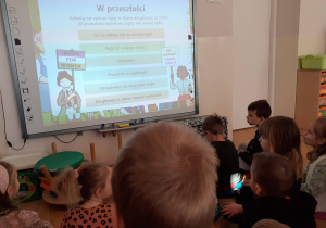 Dzieci oglądają prezentację multimedialną