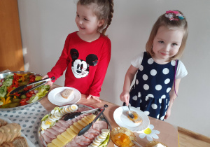 Widok na Laurę i Marysię, które korzystają ze "szwedzkiego stołu".