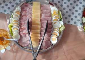 Półmisek z wędlinami, jajkami, żółtym serem.
