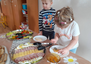 Widok na Olka i Amelkę, którzy korzystają ze "szwedzkiego stołu".