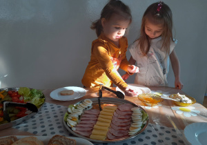 Widok na Lenę i Nadię, które korzystają ze "szwedzkiego stołu".