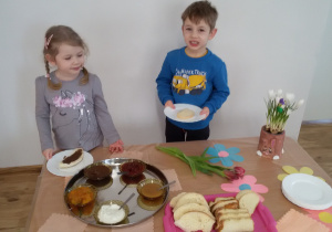 Widok na Zuzię i Adasia, którzy korzystają ze "szwedzkiego stołu".