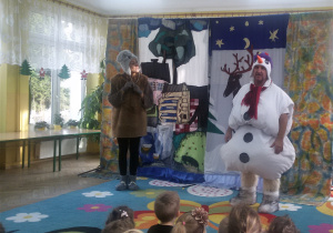 Aktorzy przebrani za bałwanka i króliczka.