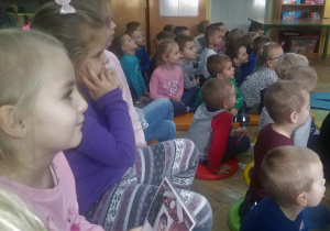 Przedszkolaki z zaciekawieniem ogladają przedstawienie.