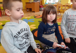 Dzieci wykonują ćwiczenia oddechowe.