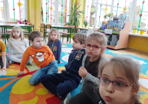 Dzieci wykonują ćwiczenia oddechowe.