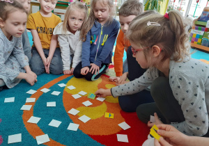 Dzieci grają w memory logopedyczne.