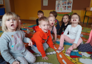 Dzieci wykonują ćwiczenia języka.