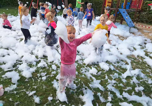 Widok na dzieci bawiące się podczas Piana Party.