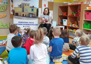 Pani z sanepidu opowiada dzieciom jak należy dbać o zęby.