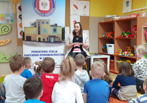 Pani z sanepidu przedstawia dzieciom szczękusie.