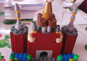 Zbudowany przez Ksawerego duży zamek z klocków lego.