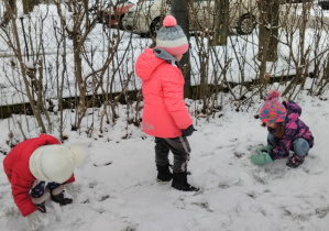 Widok na bawiące się na śniegu dzieci.