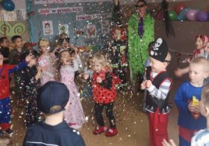 Widok na salę balową i cieszące się z wystrzelonego konfetti dzieci.