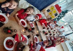 Dzieci siedzą przy świątecznym stole.