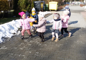 Widok na grupę biegających dzieci.