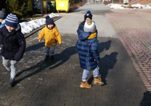 Widok na grupę spacerujących chłopców.