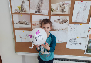 Chłopiec prezentuje wykonanego przez siebie kota