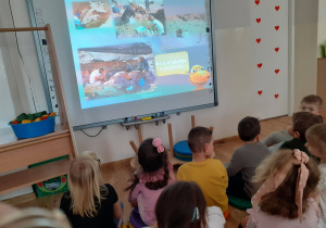 Dzieci oglądaja prezentację multimedialną.
