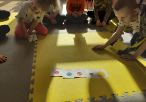Dzieci układają planety według odpowiedniej kolejność od słońca