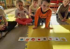 Dzieci układają planety według odpowiedniej kolejność od słońca