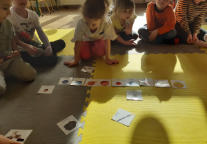 Dzieci układają różne obiekty kosmiczne