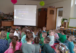 Widok na dzieci oglądające prezentację multimedialną.