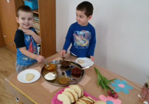 Widok na Olusia i Fabiana, którzy korzystając ze "szwedzkiego stołu" przygotowują sobie kanapki.