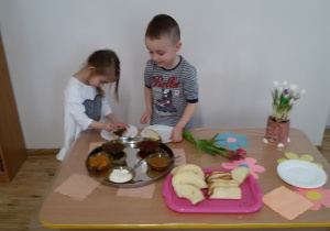 Nadia i Oluś przygotowują sobie kanapki przy "szwedzkim stole".