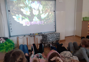Dzieci oglądają wiosenną prezentację