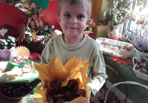 Filipek przyniósł do przedszkola jesienną dekorację.
