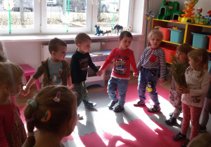 Przedszkolaki biorą udział w zabawie kołowej ze śpiewem.