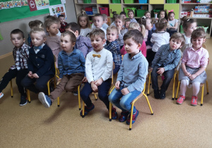 Widok na siedzące na krzesełkach dzieci.