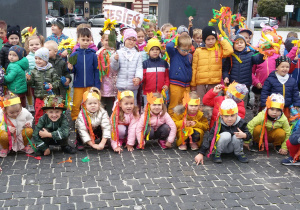 Zdjęcie grupowe przedszkolaków uczestniczących w spacerze z Panią Jesienią.