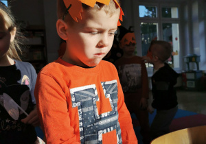 Chłopiec pozuje do zdjęcia próbując na widelcem dynie marynowaną.