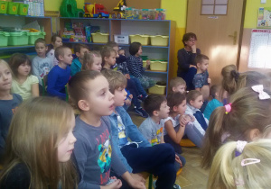 Dzieci z zainteresowaniem oglądają przygody bałwanka Franka.