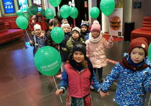 Każde z dzieci dostało zielony balon przy wyjściu z sali kinowej.