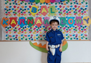 Zdjęcie chłopca w stroju policjanta.