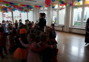 Dzieci wraz z paniami tworzą taneczny pociąg.