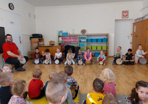 Grupa dzieci grająca na bębnach.