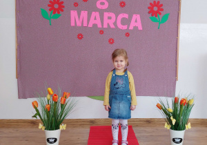 Zdjęcie dziewczynki na czerwonym dywanie z bibuły.