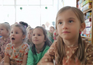 Widok na oglądające pokaz dziewczynki.