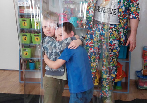 Zdjęcie dwóch chłopców w bańce mydlanej.