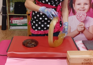 Pani z AleKarmel pokazuje dzieciom jak zrobić lizaki.