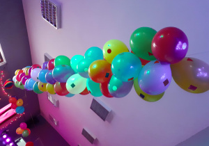 Dekoracja: balony z figurami geometycznymi.