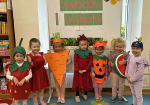 Widok na dzieci pozujące w strojach z okazji Dnia Owoców i Warzyw.