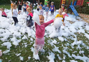 Widok na dzieci bawiące się podczas Piana Party.