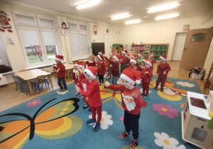 Widok na dzieci tańczące.