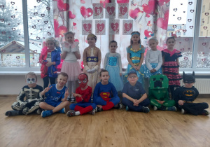Dzieci w strojach karnawałowych pozują do grupowego zdjęcia.